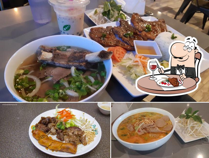 Отведайте мясные блюда в "Pho Hoa + Jazen Tea (Richmond)"