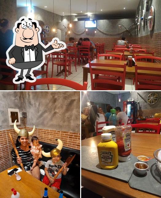 Sente em uma das mesas no Vikings Burger - Cidade Nova