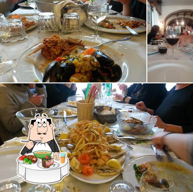 Dai un’occhiata alla foto che mostra la tavolo da pranzo e cibo di La Frasca