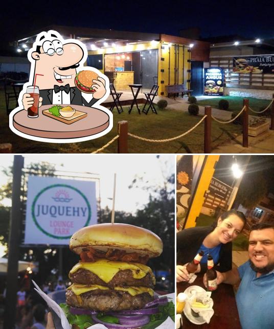 Deguste um dos hambúrgueres servidos no Praia Burger