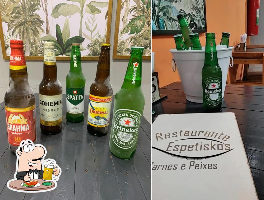 Desfute um copo de cerveja leve ou escura