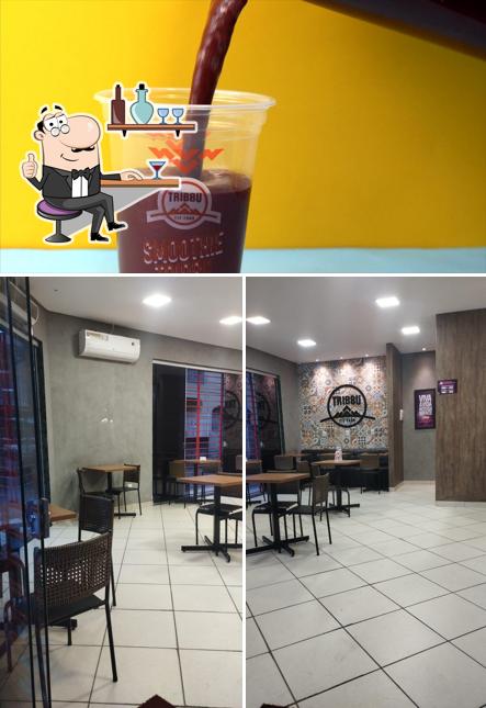 Confira a foto mostrando interior e comida a Tribbu Açai Melo Viana