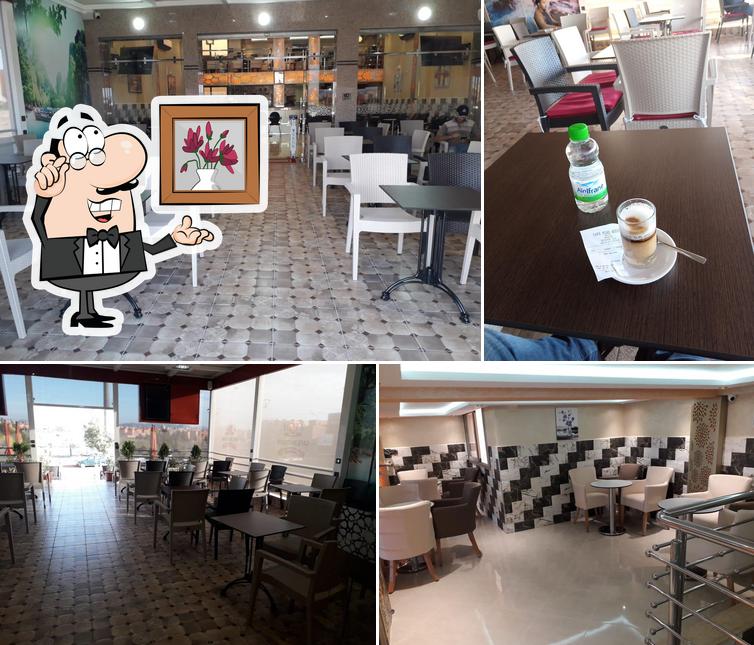 Installez-vous à l'une des tables de Café Riad Assif