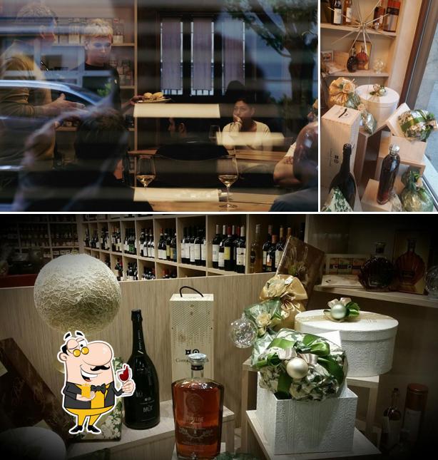 È gradevole bersi un bicchiere di vino a Vinoteka al Taglio di Gomini Sara