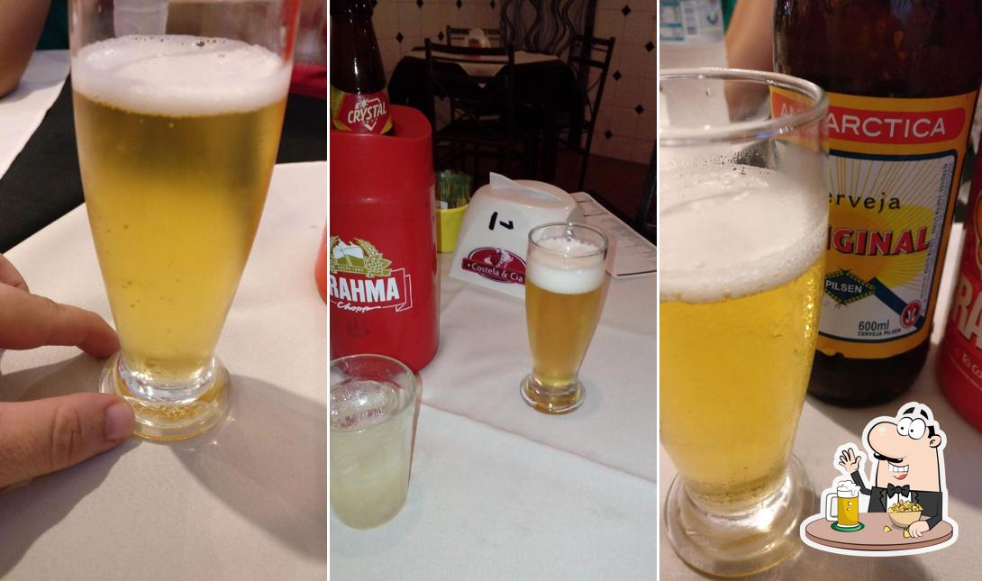 Desfute um copo de cerveja leve ou escura