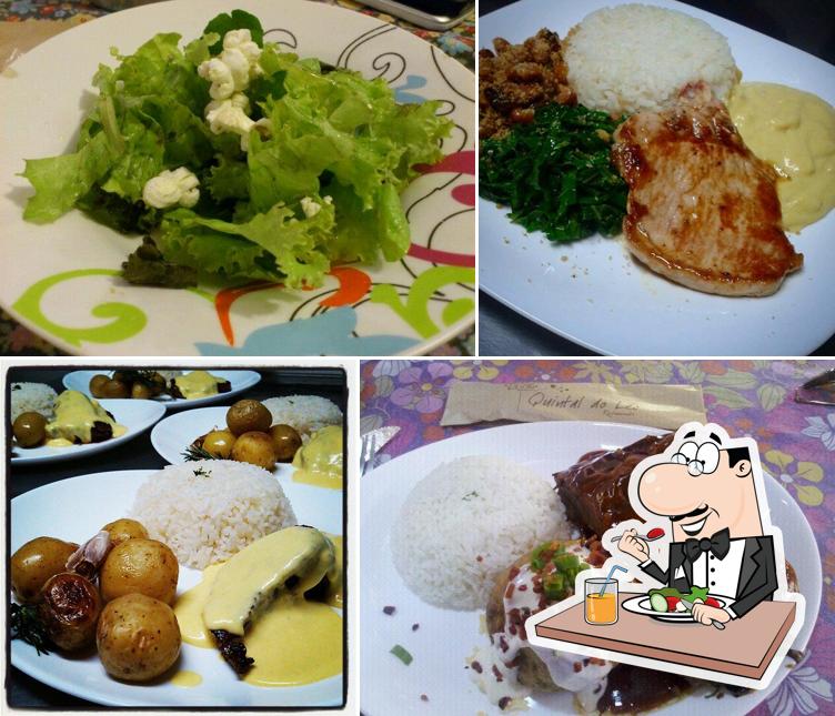 Costeletas de porco e prato de queijo em Quintal Do Léo Restaurante