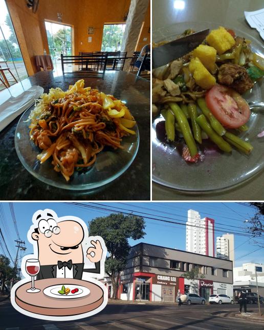 Esta é a foto apresentando comida e exterior no Chang Lee Restaurante Chinês