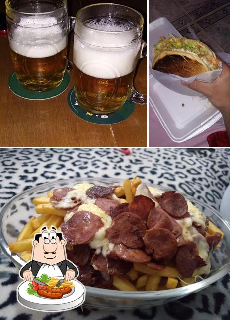 Confira a imagem apresentando comida e cerveja no Dog da Pri