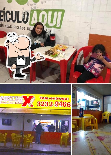 O interior do Mister X Lanches