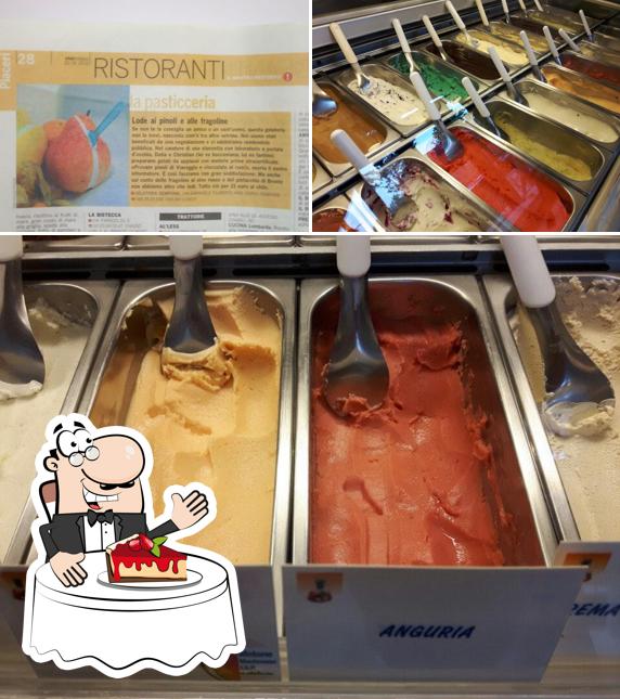 Gelateria Sempione. Gelati naturali serve un'ampia selezione di dessert