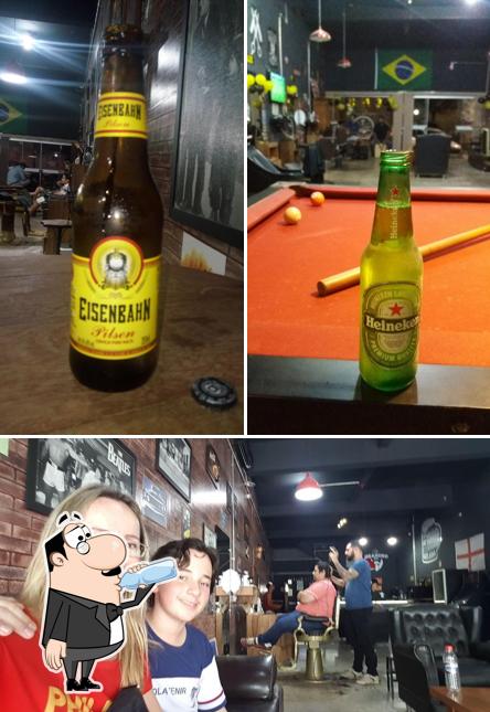 A foto da bebida e balcão de bar no Barbearia Monteiro