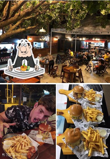 A imagem do Delirium Burguer - (Macaé)’s comida e interior