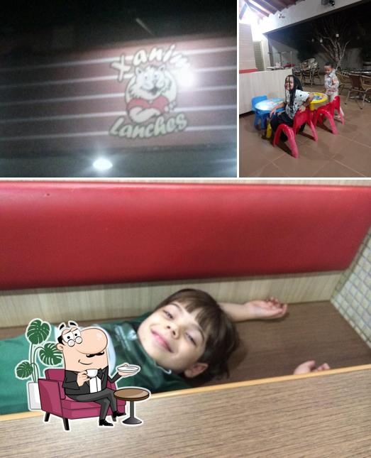 O interior do Xanim Lanches