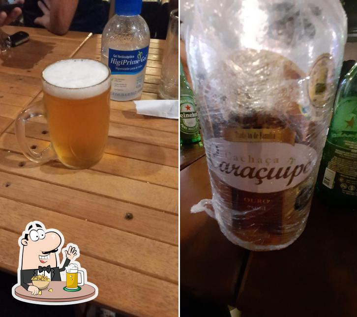 Desfute uma tulipa de cerveja leve ou escura