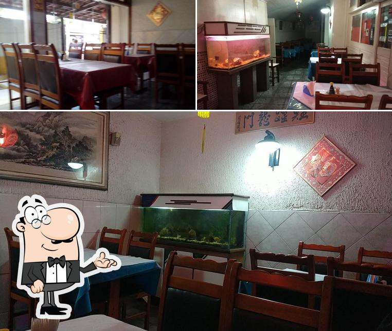 O interior do Restaurante Chines Dragão Dourado