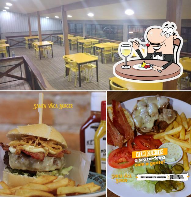 Esta é a imagem mostrando comida e interior no Santa Vaca Burger