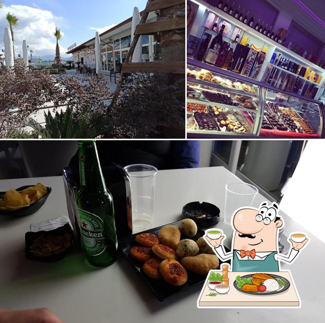 La foto della cibo e esterno di Antony Caffé