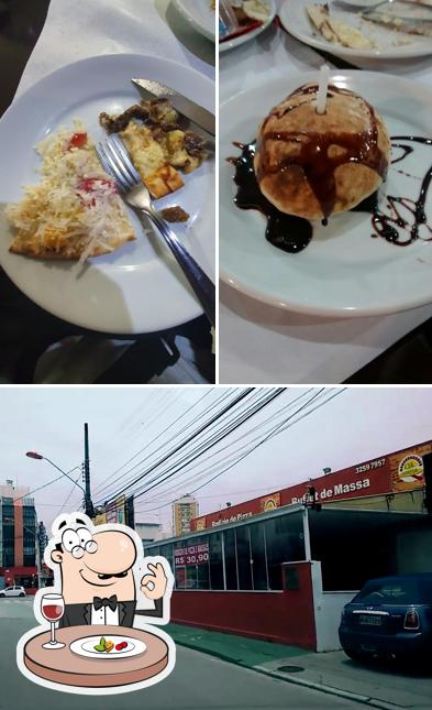 A comida e exterior do restaurante