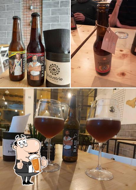 Puoi ordinare un rinfrescante bicchiere di birra chiara o scura