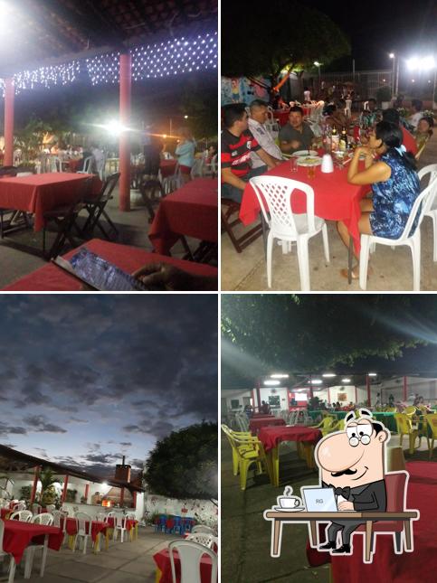 Sente em uma das mesas no Formosa Grill