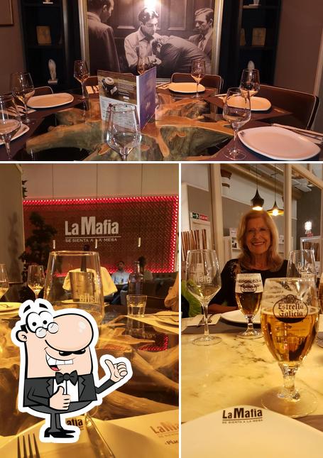 See the pic of La Mafia se sienta a la mesa