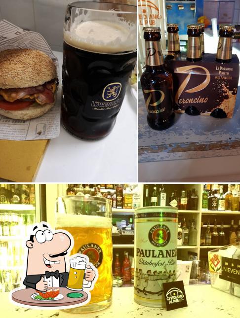 Puoi ordinare un rinfrescante bicchiere di birra chiara o scura