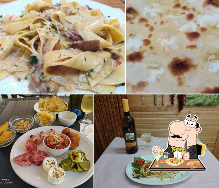Platti al Forever Pizza, cucina e hamburger
