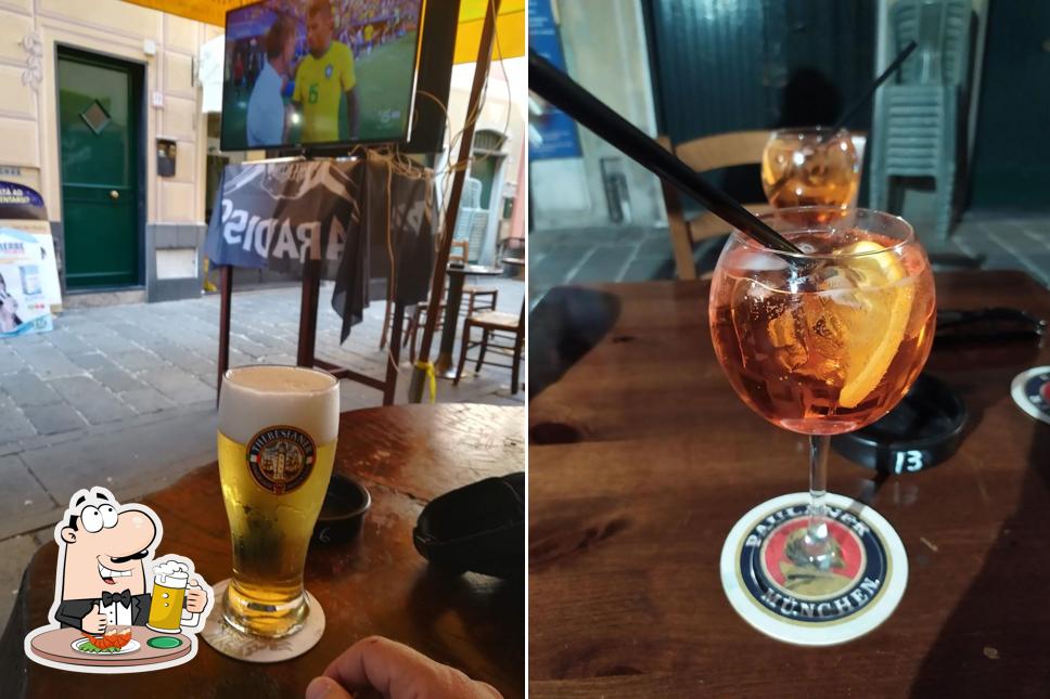 Puoi ordinare un rinfrescante bicchiere di birra chiara o scura