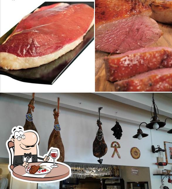 Essayez des repas à base de viande à Bar à Tapas / Taberna Le Café des Arcades (By La Taberna Andaluza)