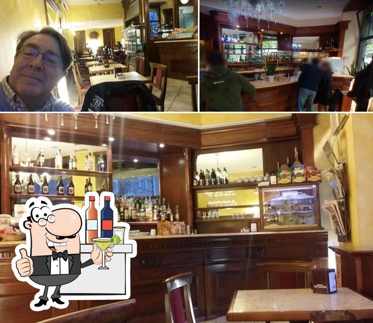 Tra le diverse cose da Caffè Bernini si possono trovare la bancone da bar e interni