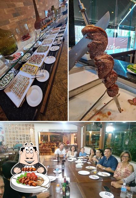 A imagem da comida e mesa de jantar a Gaúcho Grill e Pizza