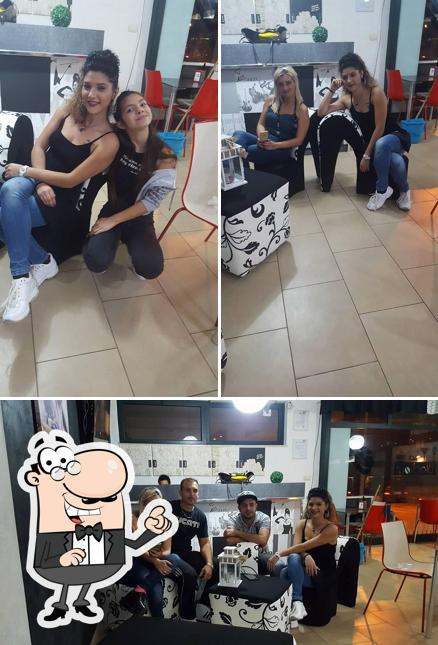 Gli interni di Blackout Caffè