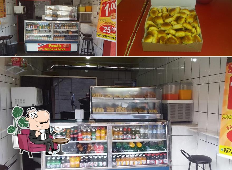 A foto da interior e comida no Edson Salgados