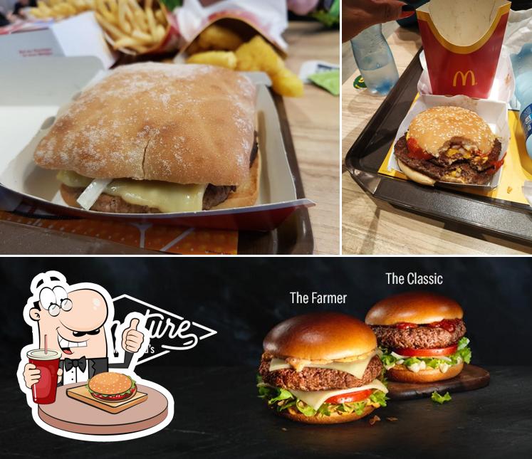 Ordina un hamburger a McDonald’s Restaurant