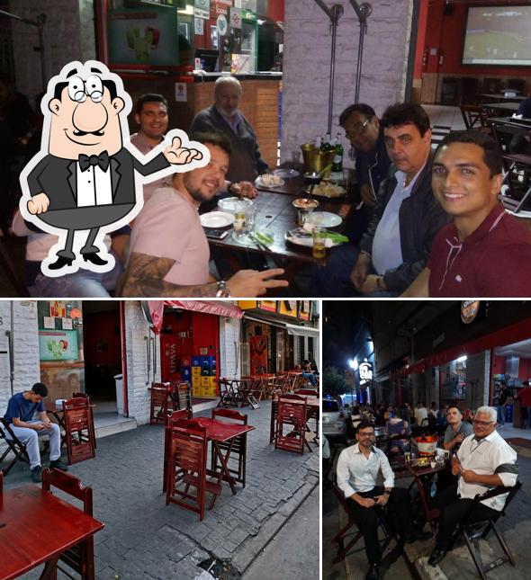 Sente em uma das mesas no Chicos Grill Espetinhos