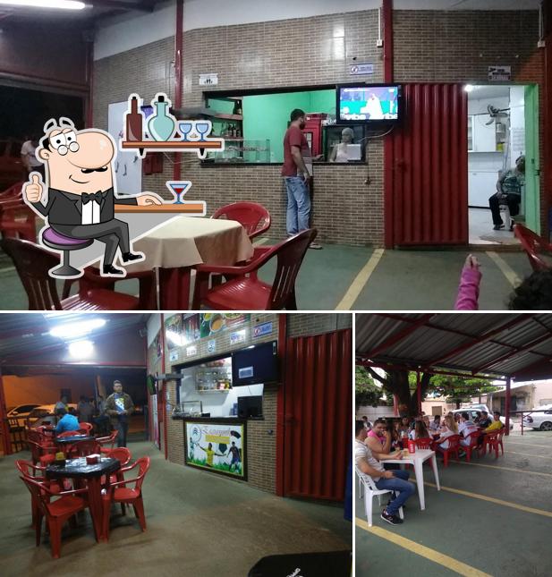 Veja imagens do interior do Esquininha dos Amigos Sport Bar