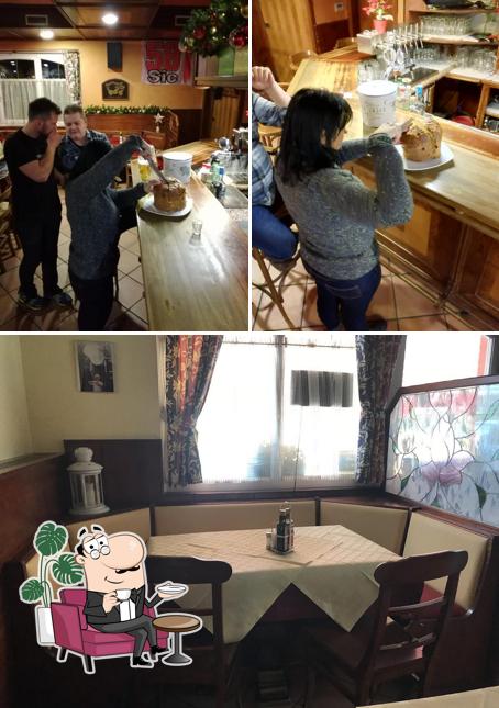 La immagine di interni e tavolo da pranzo da Rosy' s Pub Pizzeria Nuova Gestione