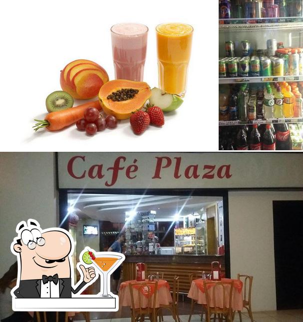 A ilustração a Café Plaza’s bebida e interior