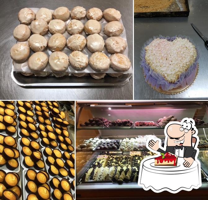 Panificio Barresi #Pizzeria #Focacceria #Tavola Calda #Pasticceria #Biscottificio #Panettoni Natale #Colombe Pasqua #Catering propone un'ampia selezione di dessert