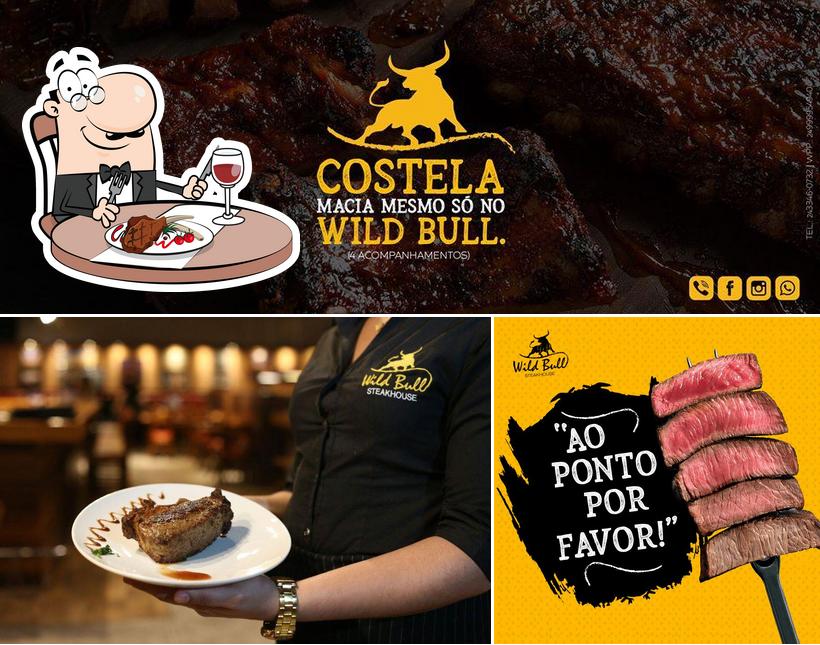 Peça refeições de carne no Wild Bull Steakhouse