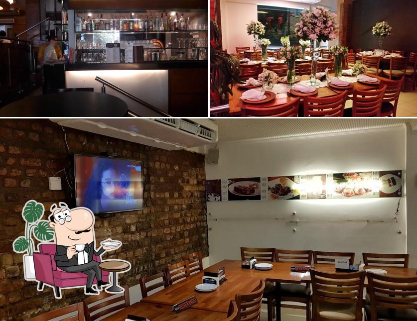Sente em uma das mesas no Buzin Gastronomia