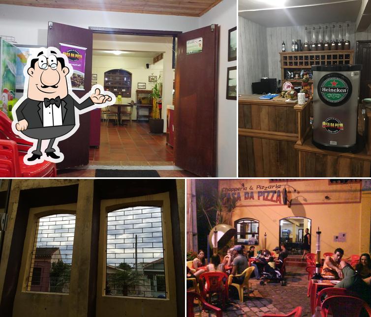 Sente em uma das mesas no Chopperia & Pizzaria Casa da Pizza