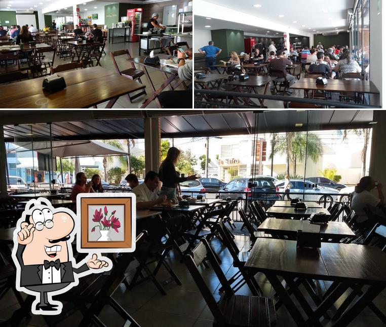Sente em uma das mesas no Donna Gusta - Restaurante & Bar