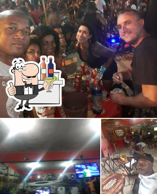 Confira a foto mostrando balcão de bar e interior no Bom De Bico
