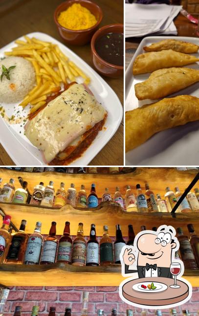 A comida e interior do restaurante
