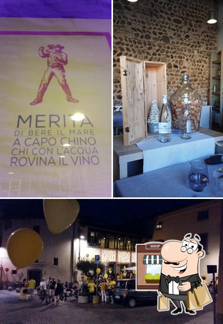 Curiosa tra la parte esterna di Osteria Marinai