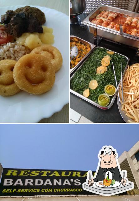 Esta é a imagem ilustrando comida e exterior no Restaurante Bardana's