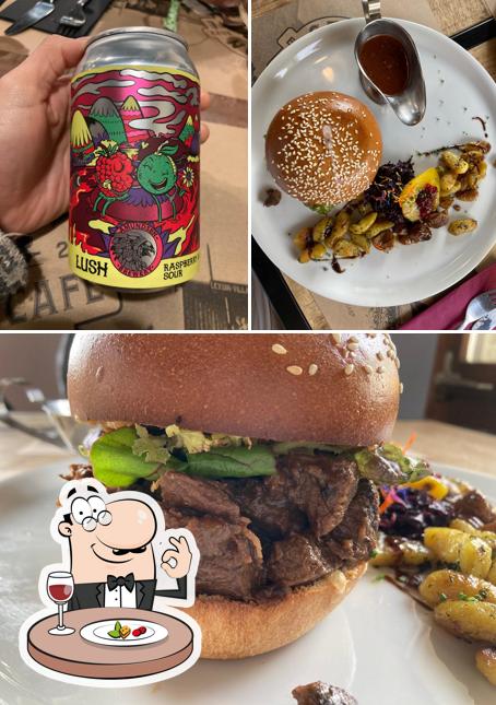 La immagine della cibo e birra di Station Rock Café