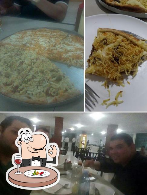 A comida e interior do restaurante