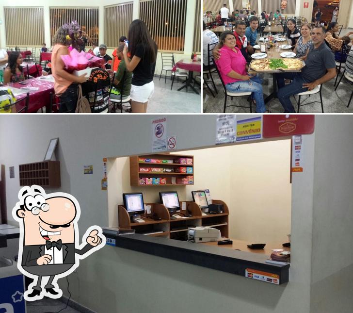 Sente em uma das mesas no Pizzaria Beija-Flor